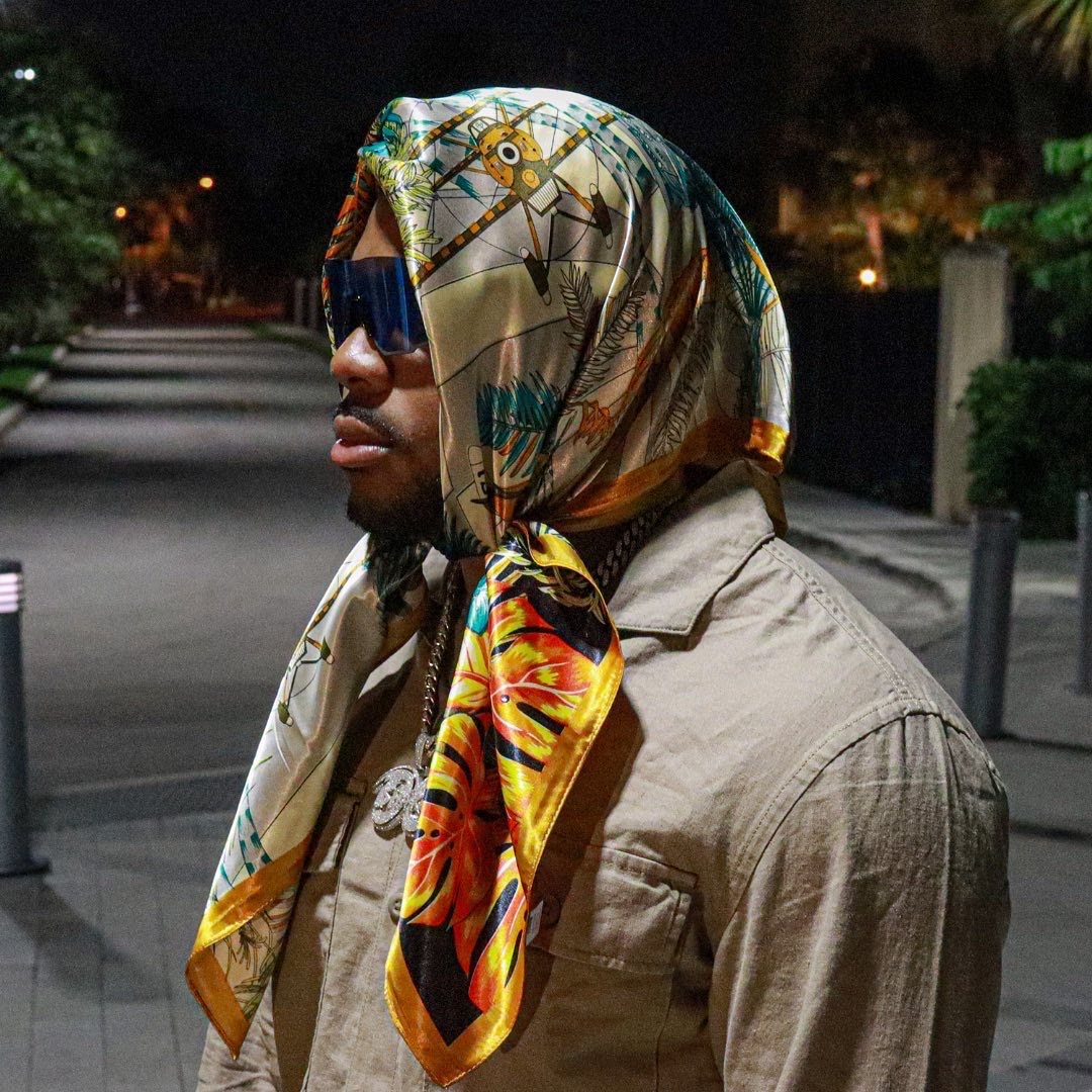 How to wear 2025 a square scarf male